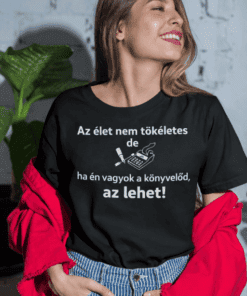 Szvetternyomtatás, könyvelői póló, modern mintázat, iroda stílus, egyedi felirat, divatos ruházat, ajándék ötlet, munkahelyi viselet.