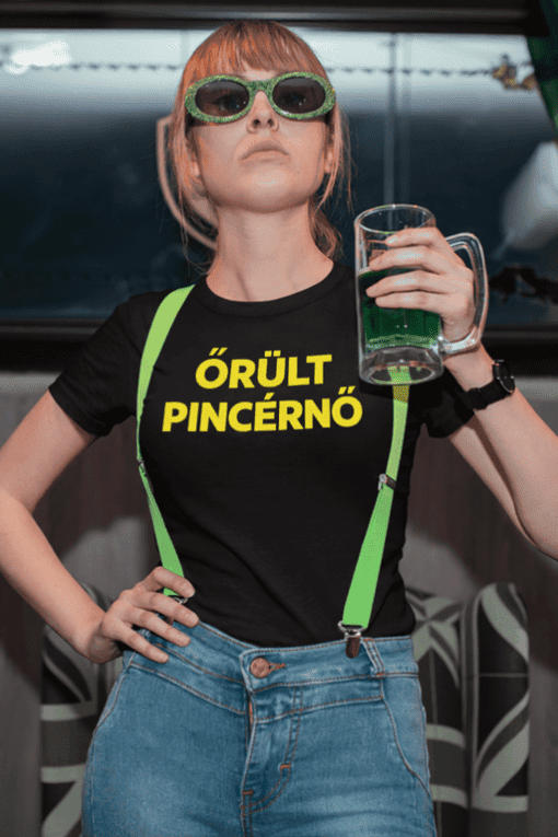 Színes, divatos női póló modern felirattal és petsa szettel, élénk megjelenés.