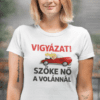 Vigyázat! Szőke nő a volánnál felirat póló, divatos és egyedi autós témájú női ruházat.