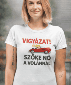 Vigyázat! Szőke nő a volánnál felirat póló, divatos és egyedi autós témájú női ruházat.