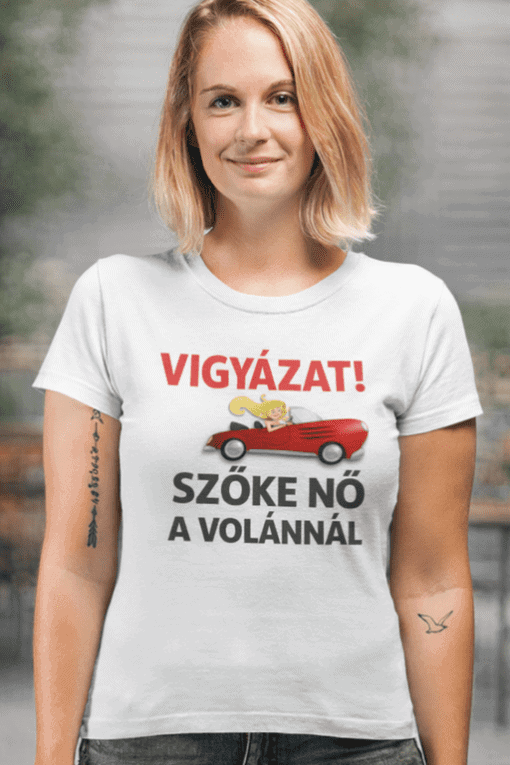 Vigyázat! Szőke nő a volánnál felirat póló, divatos és egyedi autós témájú női ruházat.