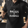 Fakanalas szakács fekete kötény, balázs a álompasi felirattal, modern konyha háttérrel.