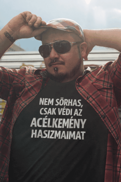 Rozsdamentes acélművészeknek szóló póló, edgy design és stílusos megjelenés, ideális ajándék vagy egyedi viselet.