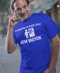 öreg férfi mókás póló, ATM téma, urban környezet, hivatalos felirat, pénzügyi humor, modern streetwear, humoros divat, city élet, fiatalos öltözet, mindennapi viselet.