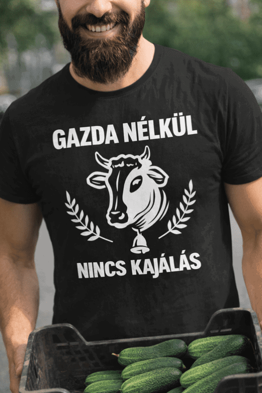 Gazda nélküli, kifejező farmer felső, humoros felirattal, zöld uborkákkal, szabadban, eredeti design.