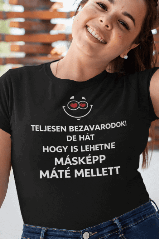 Számítógéppel nyomtatott vicces póló férfiaknak, kedves üzenettel a boldogságról és önelfogadásról.