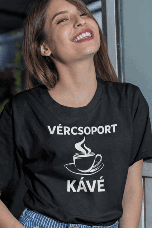 Élénk mosolyú nő kávé feliratos pólóban, barista stílusban, kávézási hangulatot idézva.