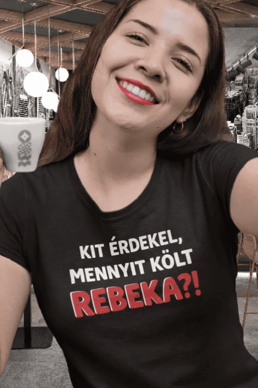 Élénk mosoly női tanulmányi pólón, modern kávézó környezetben, barátságos légkör.