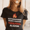 Tűzoltó feliratú póló, biztonság, tűzoltóság, egyenruha, fiatal nő, kedvenc viselet, vicces, barátságos, inspiráló, bajtársasság, lány, magyar, modern, divatos, munka, tűzoltó szlogenek, csapat, önkéntes, hős, életmentés.