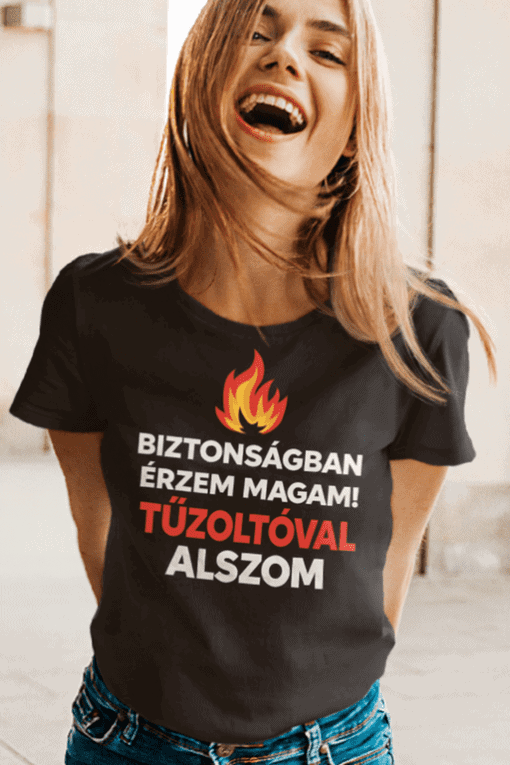Tűzoltó feliratú póló, biztonság, tűzoltóság, egyenruha, fiatal nő, kedvenc viselet, vicces, barátságos, inspiráló, bajtársasság, lány, magyar, modern, divatos, munka, tűzoltó szlogenek, csapat, önkéntes, hős, életmentés.