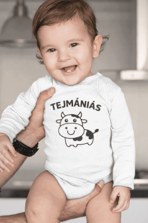 1. Gyerek póló TEJMÁNIÁS felirattal és cuki tehenes grafikával.