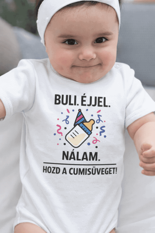 1. Gyerek póló reggeli cumisüveges mintával, pelenkás kisfiú képe.