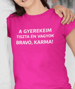 Igazolt anyai büszkeség feliratú rózsaszín póló, gyerekekkel és szülőkkel, vidám kivitelezés.