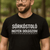 1. Sörkóstoló ingyen dolgozó férfi mosolyog az erdőben.