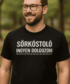 1. Sörkóstoló ingyen dolgozó férfi mosolyog az erdőben.