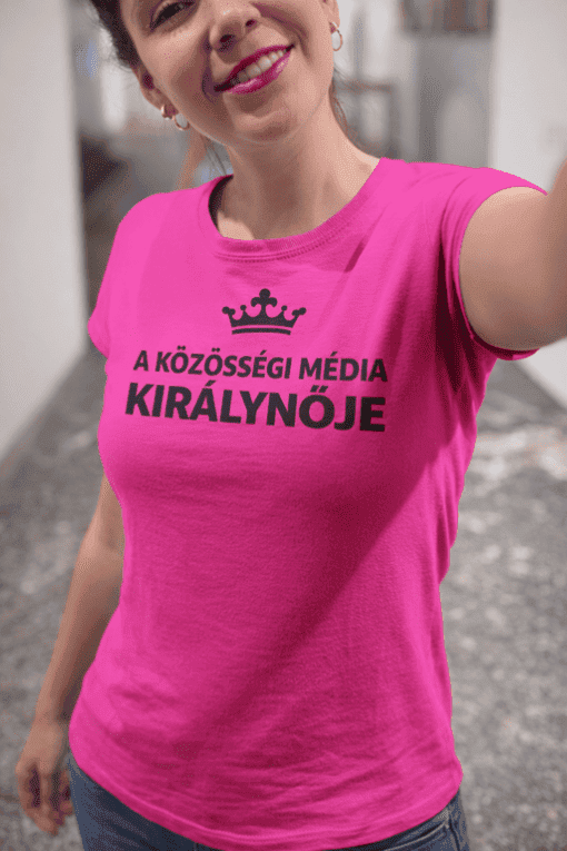 Közösségi média királynő póló, női divat, trendi felső, szociális média rajongó, egyedi felirat.