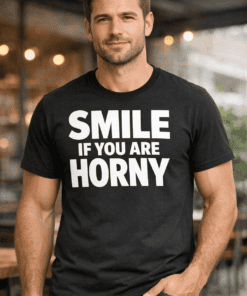 SZABAD szöveg a képhez, amely egy férfi pólót visel, felirattal: "Smile if you are horny".