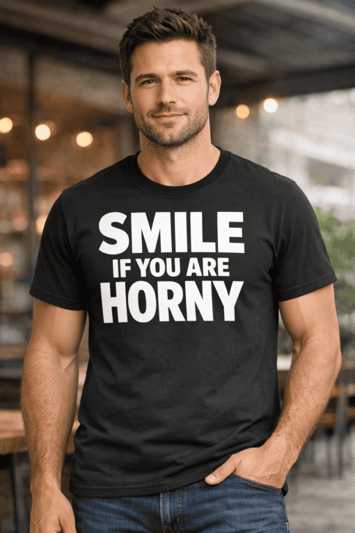 SZABAD szöveg a képhez, amely egy férfi pólót visel, felirattal: "Smile if you are horny".
