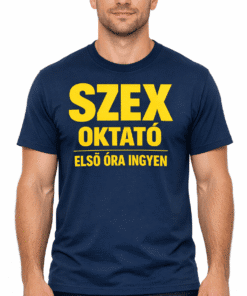 Férfi modell egy kék pólóban, ami magyar nyelvű felirattal van ellátva.