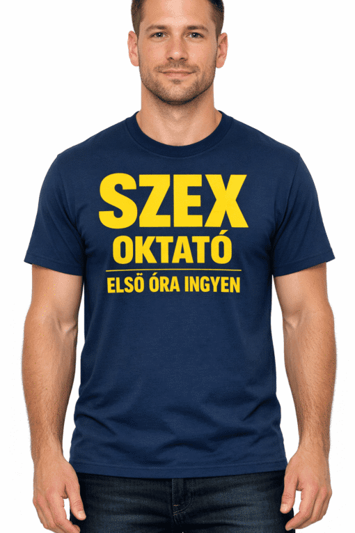 Férfi modell egy kék pólóban, ami magyar nyelvű felirattal van ellátva.