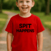 Spit Happens feliratú gyermek póló, vidám kisfiú a természetben, parkban sétálva.