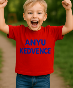 Anyám kedvence feliratú gyerek póló, boldog kisfiú örül a természetben.