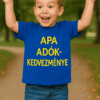 Állandó gyermek örömteli mosollyal, kék pólón az "APA ADÓKEDVEZMÉNYE" felirattal, parkban.