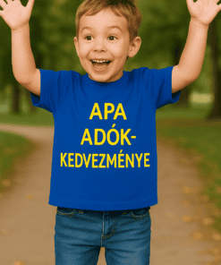 Állandó gyermek örömteli mosollyal, kék pólón az "APA ADÓKEDVEZMÉNYE" felirattal, parkban.