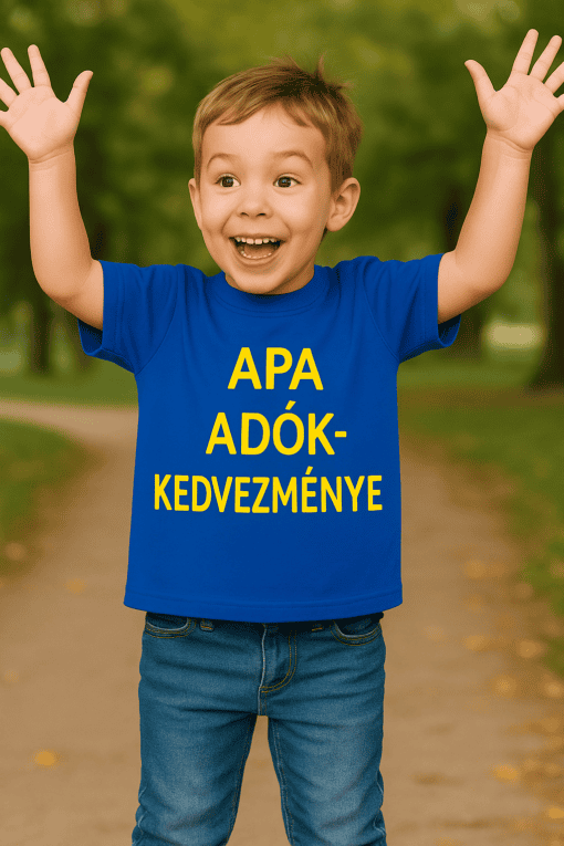 Állandó gyermek örömteli mosollyal, kék pólón az "APA ADÓKEDVEZMÉNYE" felirattal, parkban.