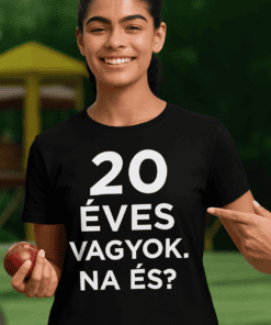 Sportos nő, aki labdát tart, sportpályán, mosolyogva, sportos életmód.