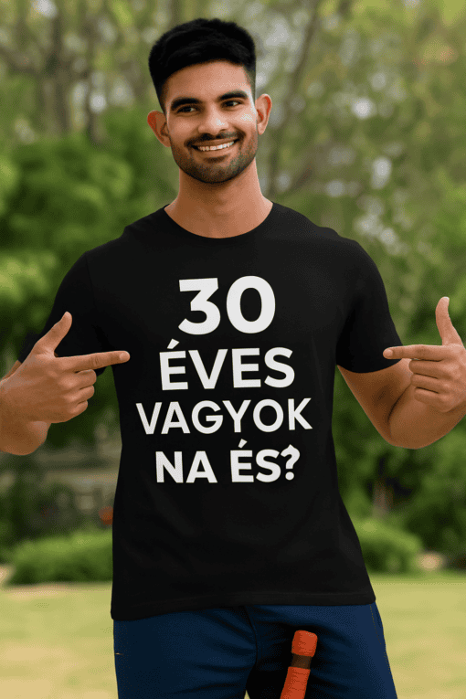 Azonosítatlan személy, fekete pólóban, ami magyar nyelvű szlogent visel, parkban, nyári napfényben.