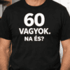 60 év felett, humoros feliratú férfi póló, otthoni viselet.