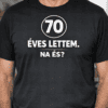 70 éves lettem. Na és? - Férfi fekete póló, humoros életkor felirat.