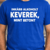 Inkább alkohol, keverék, mint beton feliratú kék póló férfi modellen.