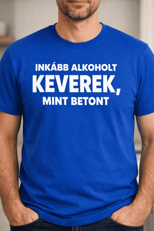 Inkább alkohol, keverék, mint beton feliratú kék póló férfi modellen.