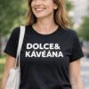 DOLCE & KÁVÉÁNA feliratú női póló, divatos streetwear stílusban, városi környezetben.