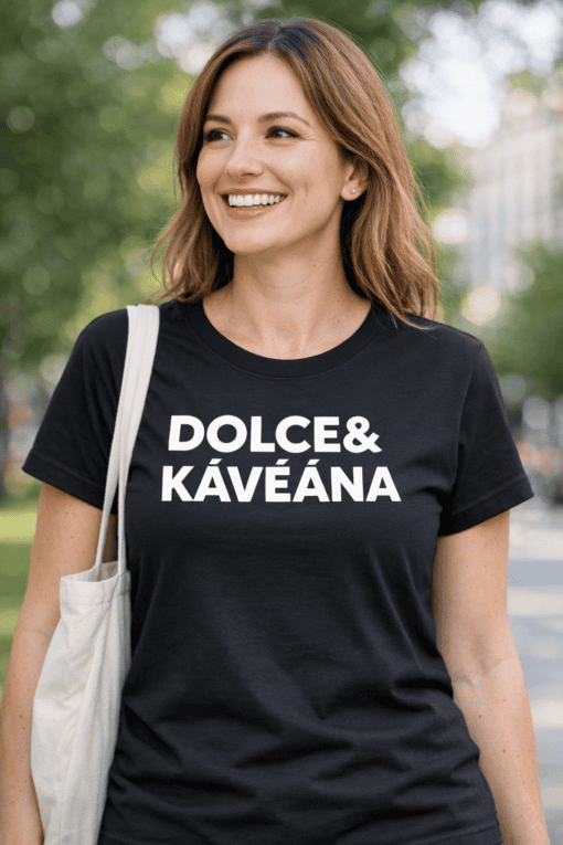 DOLCE & KÁVÉÁNA feliratú női póló, divatos streetwear stílusban, városi környezetben.