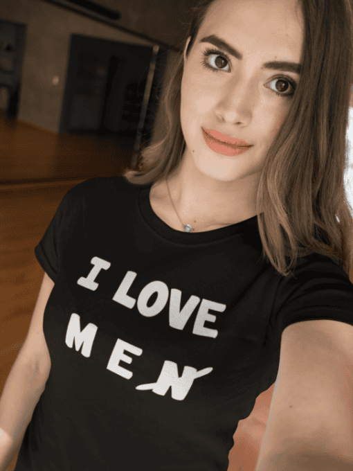 Személyes stílusú portré egy fiatal nővel, aki fekete pólót visel, "I LOVE MEN" felirattal, modern b.