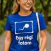 Egy régi fénykép feliratú női t-shirt, parkban sétáló nő, környezetbarát és stílusos viselet.