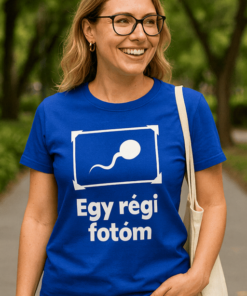 Egy régi fénykép feliratú női t-shirt, parkban sétáló nő, környezetbarát és stílusos viselet.