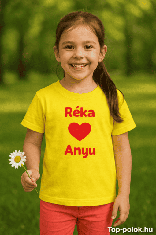 Vidám kislány a természetben, Réka és Anyu szívvel a pólóján, boldog és játékos hangulatban.