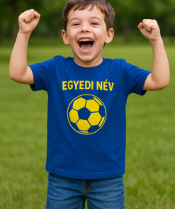 Egyedi név feliratú gyermek focimez, örömteli fiú a parkban.