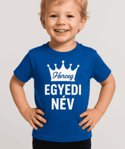 Egy fiatal fiú mosolyog, kék pólón, amelyen "Herceg" és "Egyedi Név" felirat található, fehér koroná.