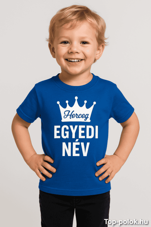 Egy fiatal fiú mosolyog, kék pólón, amelyen "Herceg" és "Egyedi Név" felirat található, fehér koroná.
