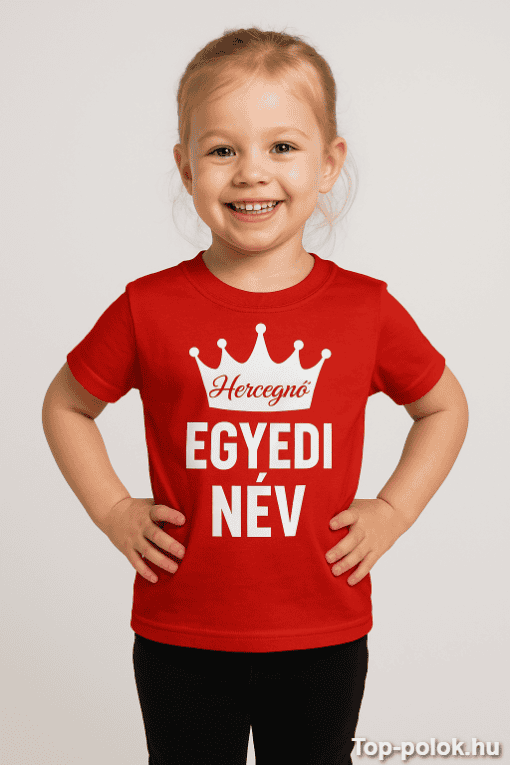 Egyedi név feliratos gyermek póló, vidám kislány modell, színes és játékos design.