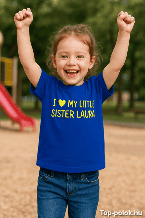 Vidám kislány a játszótéren, felhőtlen szórakozás és boldogság.