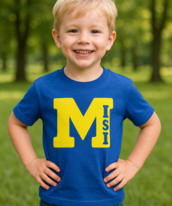 Felnőttképzés és gyermekprogramok a Top-polok.hu oldalon, vidám kisfiú a parkban, mosolyogva.