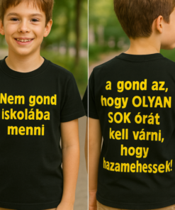 Azonosítatlan gyermek fekete pólóval, iskolába járás fontosságát hangsúlyozó üzenettel.