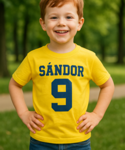 Sárga gyermek póló, SÁNDOR 9 felirattal, parkban játszó kisfiú.