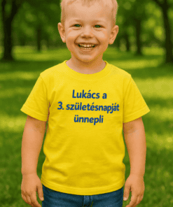 Lukács 3. születésnapját ünnepli gyermek a szabadban, vidám mosollyal.